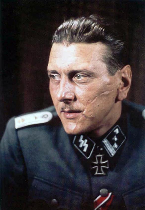 Otto Skorzeny byl jedním z nejobávanějších příslušníků SS. Typický byl svým obrovským vzrůstem a zjizvenou tváří.