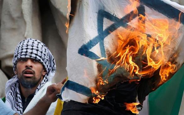 Zatímco kritika islámu je tvrdě trestána, nenávist muslimů vůči Židům je tolerována jako boj za rovnoprávnost Palestiny.