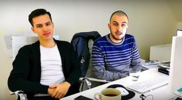 MIkeJePán spolu s marketingovým &quot;géniem&quot; Janem Plavcem. Jejich projekt vstoupit do politiky skončil fiaskem a jediné, co má zatím onu Plavcovu chuť růst, je výše Kocourkových dluhů.