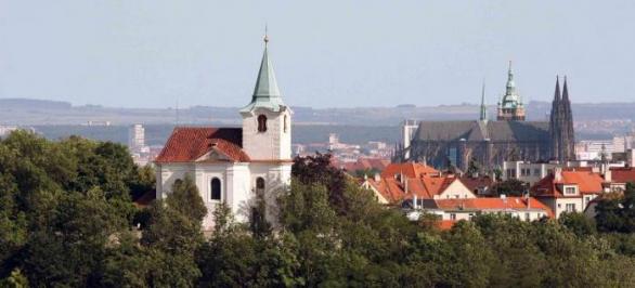 Kostel sv. Matěje v Praze - Dejvicích. V době kolem Vánoc se zde vystavují betlémy z perníku, který tak vytváří zajímavou souvislost s poutěmi.  