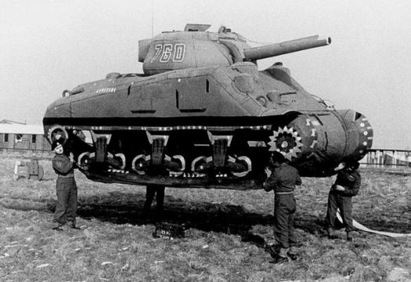 Němci do poslední chvíle věřili, že spojenci chystají invazi do Calais. Spojenci si vypomohli k vybudování iluze i tím, že se poblíž Doveru začaly shromažďovat gumové tanky a letadla.