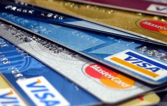 Kreditní karty pomalu začínají nahrazovat a vytlačovat klasické peníze. Nejsou ale jen nástrojem větší kontroly bank a států nad tím, za co utrácíme?