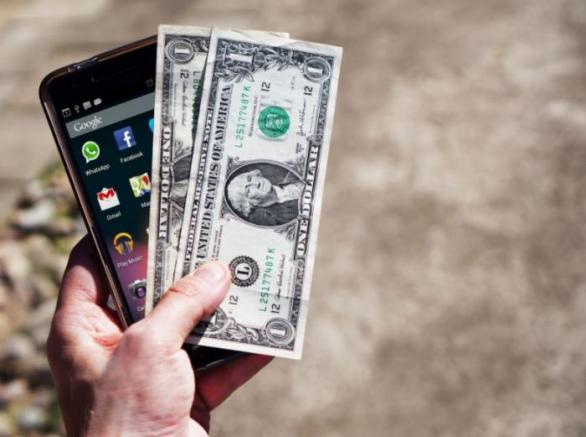 Čím budeme v budoucnu platit? Nahradí papírové peníze platby mobilními telefony? 