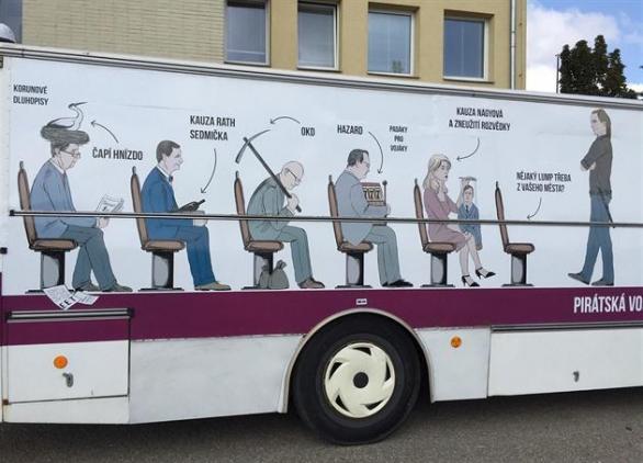 Pirátský autobus je na jednu stranu humorný, na stranu druhou není úplně fér jeho prostřednictvím nectít presumpci neviny.