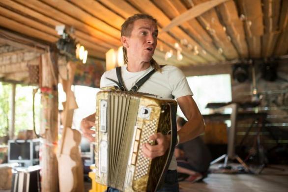 Jednou politik, jindy harmonikář. Kam vlastně chce Ivan Bartoš Piráty směřovat?