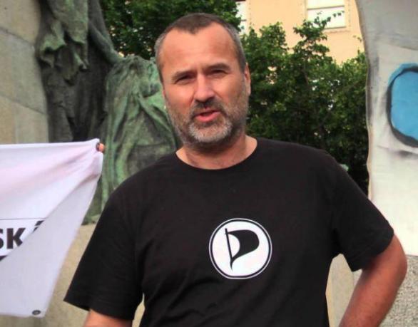 Co člověk, to názor. Kupříkladu bývalý místopředseda Pirátů Ivo Vašíček zastává názor, že bychom měli vystoupit z NATO.
