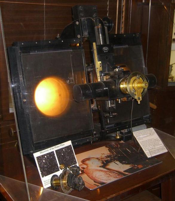 Takzvaný blink komparátor, tedy srovnávač pozice světelných bodů na hvězdné obloze, pomocí kterého bylo Pluto v roce 1930 objeveno.