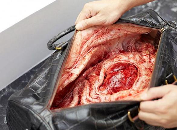 Nic netušící nakupující uskakuje hrůzou a vyděšeně lapá po dechu