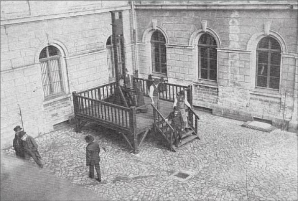 Kariéra popravčího v Německu byla výnosným řemeslem. Reichhart si jako kat vydělal na luxusní dům.