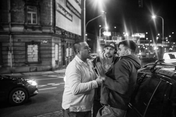 Nepoctivý pražský taxikář fyzicky napadá publicistu Janka Rubeše, kterého předtím okradl 