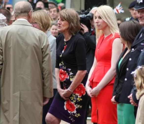 Žena v červených šatech na zip prince očividně zaujala.