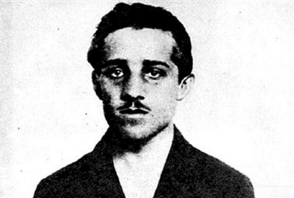Fotografie pořízená po zatčení Gavrila Principa. Ten byl následně vězněn v terezínské Malé pevnosti, kde těsně před koncem války zemřel na tuberu.