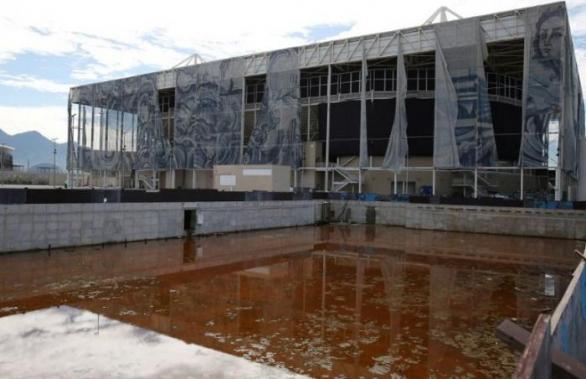 Plavecký stadion LOH v Riu je po roce ruina. Smutná ukázka toho, že moderní olympiáda je v prvé řadě přeborem ve vyhazování peněz.