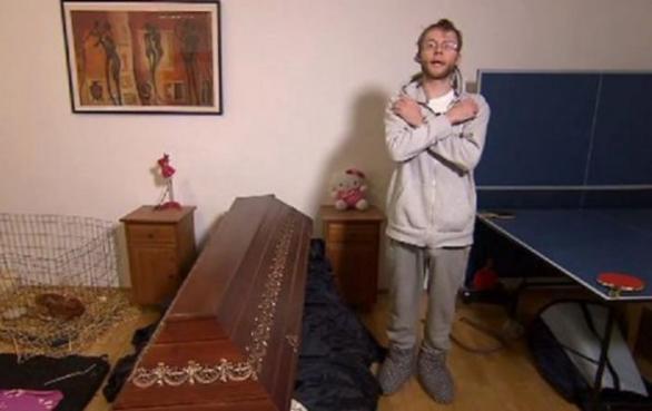 Sice v rakvi nespí, slepici v bytě nemá a netrpí ani Tourettovým syndromem, ale lidovým vrstvám to vlastně nevadí.