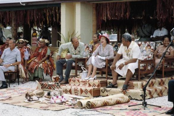 Na začátku 80. let při oficiální návštěvě na Nauru, kteýžto ostrůvek v Mikronésii je součástí britského Commonwealthu.