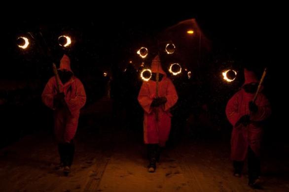 Imbolc v anglickém Marsdenu. Planoucí louče symbolizují boj Slunce se sněhem, který ustupuje, a Země se díky tomu začíná probouzet. Vánoce za námi, jaro na dohled.