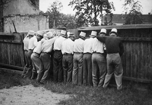 V roce 1955 tu ještě byla dřevěná ohrada, dnes se to dá (a mnohdy i dělá) úplně stejně ve skrytu křovin lemujících ohradu kovovou.