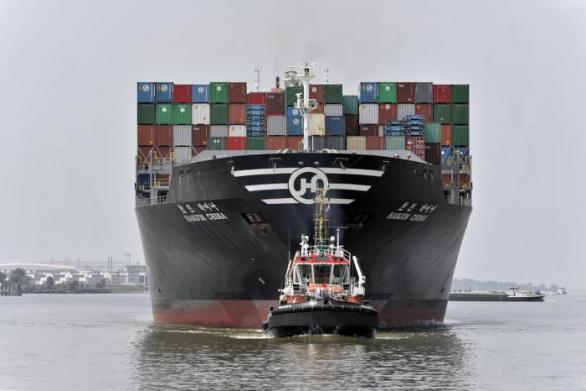Čínská nákladní loď plující do Hamburku.
