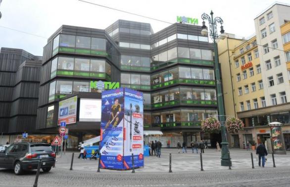 Asi nejznámější stavbou Věry Machoninové, na níž se podílela spolu s manželem, je futuristický obchodní dům Kotva.