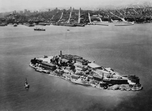 Jakkoli se z předchozí fotky zdá, že ostrov Alcatraz není od břehů San Francisca příliš daleko, z opačného pohledu je to jinak.