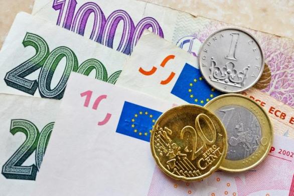 Euro nebo korunu? Ani politici v tom nemají jasno. Půl jich chce přijmout evropskou měnu, půl ponechat tu českou.