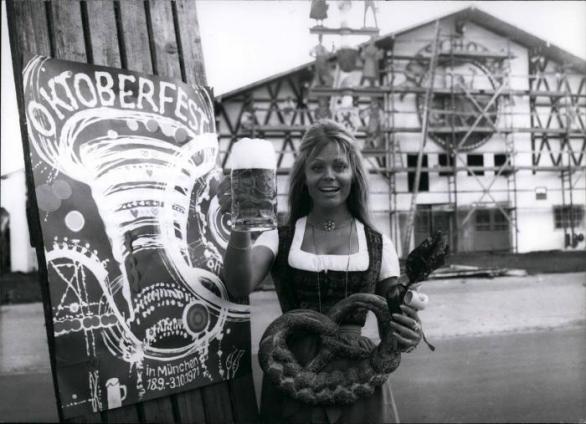 Oktoberfest přitahuje celebrity (německá herečka Christiane Rücker v roce 1971)