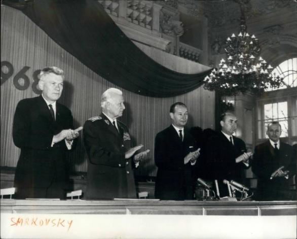Machačová-Dostálová byla pověřenou předsedkyní vlády, když byli prezident Ludvík Svoboda (2. zleva) a premiér Oldřich Černík (2. zprava) během srpnové okupace zadržováni v Moskvě.