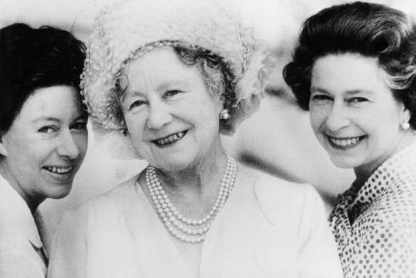 Zde jsou pohromadě všechny ženské aktérky onoho snímku po bezmála padesáti letech - princezna Margaret, Alžběta královna matka a její dcera Alžběta II.