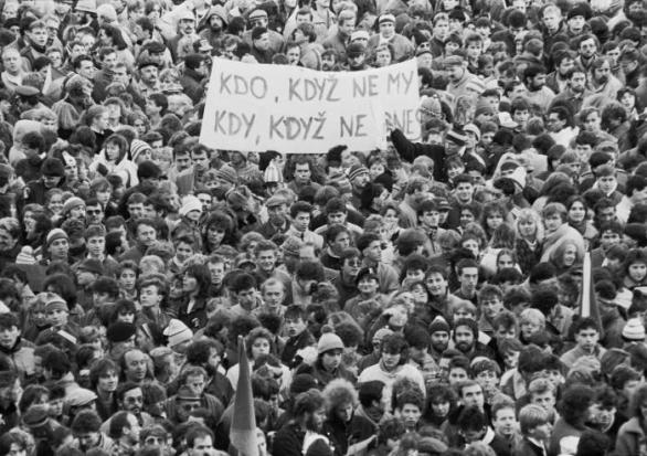 Tohle není první vlaštovka polistopadové gay pride, nýbrž dav srocený v Plzni při generální stávce deset dní po osudově a ostudně zmasakrovaném průvodu, 27. listopadu 1989. Koukejte pozorně, starší Plzeňácí, třeba tam někoho nebo i sami sebe poznáte.