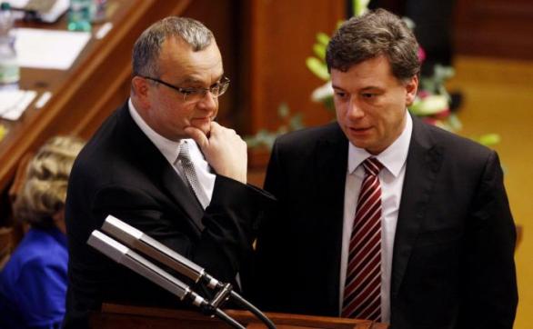 Vidět v uplynulých čtyřech letech v poslanecké sněmovně Miroslava Kalouska a Pavla Blažka byla vzácná údálost. Na téměř třetinu všech hlasování vůbec nedorazili a ani se z jednání neomluvili.