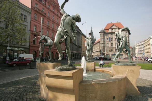 Pražské Senovážné náměstí. Skokem z okna jednoho z domů na levé straně ukončil svůj život advokát Jiří Herczeg.