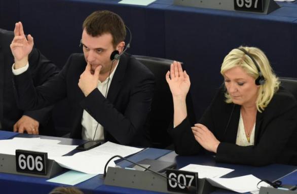 Aliot s Le Penovou společně zasedají v Evropském parlamentu. Dokonce mají jako partneři i to štěstí, že v zasedacím pořádku mají židle vedle sebe.