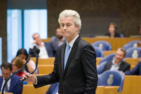 Vlasy Geerta Wilderse vypadají, že si žijí vlastním životem a našeptávají mu zlá, protimuslimská slovíčka.