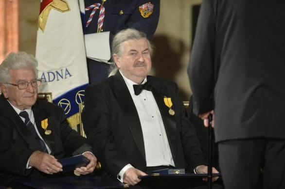 Nelíbí se vám, že Zeman udílí státní vyznamenání pochybným umělcům a svým kamarádům? Díl viny nese i Bohuslav Sobotka.