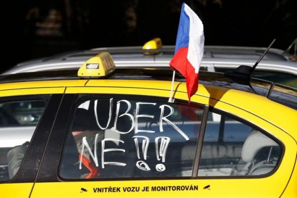 Taxikáři se rozhodli protestovat proti Uberu. Zvolenými prostředky ze sebe ale udělali naprosté pitomce.