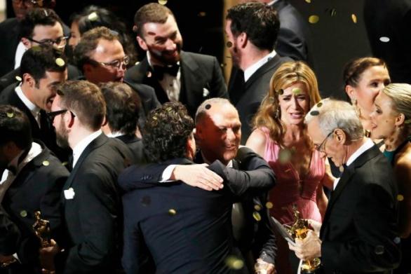 Michael Keaton s herci a producenty při vyhlášení snímku Spotlight jako nejlepšího filmu 88. Oscarů