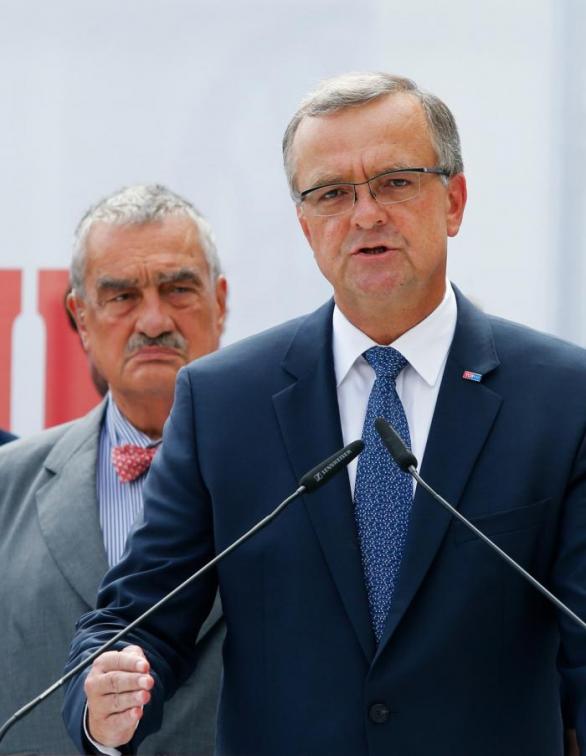 Dokud byl Kalousek v TOP 09 mužem číslo 2, bylo vše v pořádku. Jakmile ale vystřídal Karla Schwarzenberga v čele strany, její popularita začala upadat.