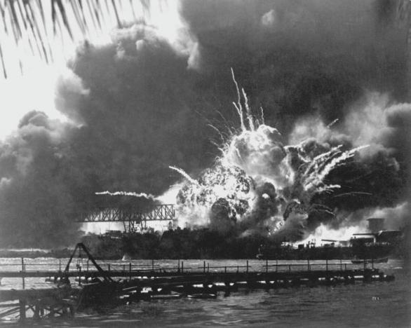 Výbuch muničního skladu na torpédoborci USS Shaw po zásahu bombami z japonských letounů Zero