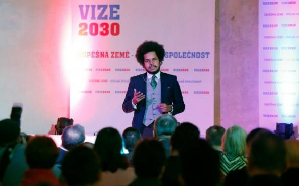 TOP 09 vsadila na Dominika Feriho, miláčka mladých. Zabere to, nebo to stranu definitivně potopí?