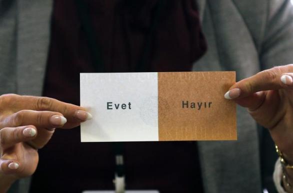 Jednoduchý volební lístek tureckého referenda. ANO, nebo NE v neděli 16. dubna rozhodne o osudu země.