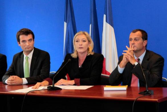 Louis Aliot je stejně jako jeho partnerka politikem. Zatímco Marine Le Penová je předsedkyní Národní fronty, Aliot je místopředsedou, doma prý ale politiku neřeší.