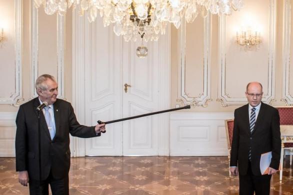 Nedůstojné divadlo, které Zeman v současné vládní krizi rozehrál, by pro něj mohlo mít i vážné následky.