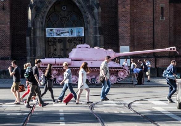 Pro jedny umělecké dílo, pro druhé připomínka komunismu. Ruský tank č. 23 i po téměř třiceti letech od pádu režimu budí kotroverze.
