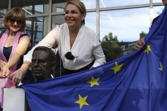 Dagmar Havlová odhaluje manželovu bustu ve Štrasburku.