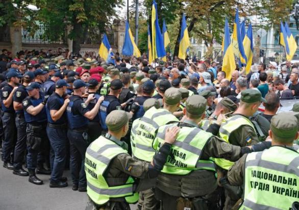 V Kyjevě se konají protesty proti zbavení Saakašviliho občanství. Jeho ukrajinští fanoušci mají ale nejspíše smůlu.