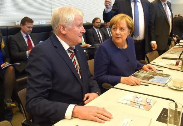 Jednání s bavorským premiérem Seehoferem vedlo k tomu, že Merkelová v uprchlické otázce otočila. To to trvalo...