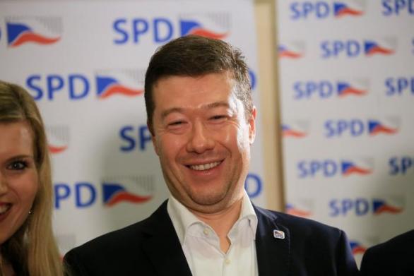 Tomio Okamura se může smát. Jeho antisystémové hnutí SPD je čtvrtou nejsilnější stranou.