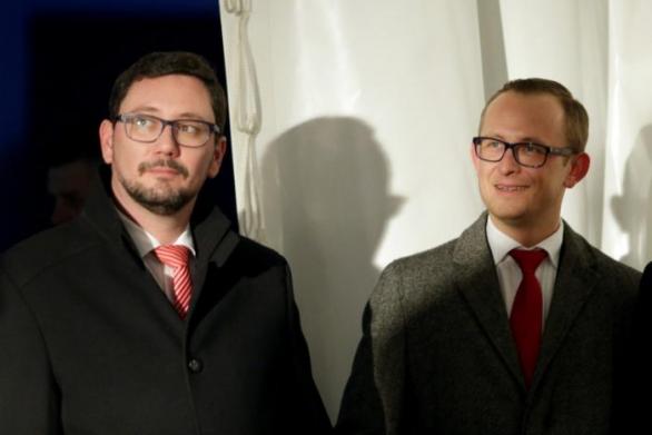 Vpravo novinář Parlamentních listů Radim Panenka, vlevo pán, který lže pro Hrad