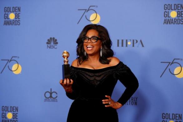 Oprah Winfrey získala Cenu Cecila B. DeMilla, její peprný proslov o pracujících ženách dojal celý černočerný sál.