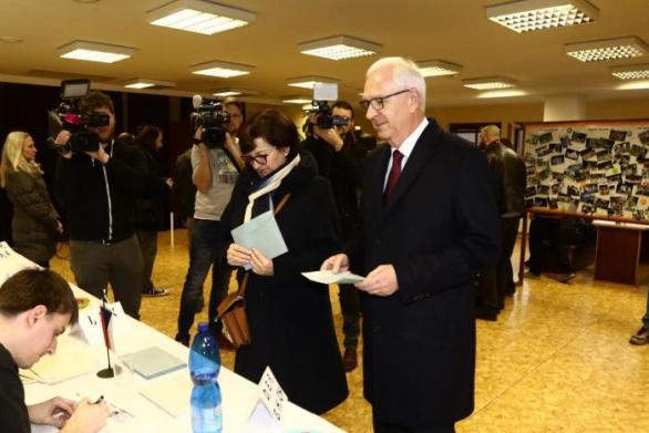 Coby &quot;antiZeman&quot; je mezi kandidáty nejvíc favorizován bývalý šéf Akademie věd Jiří Drahoš.